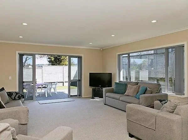 Lochaber Lodge - Acacia Bay Holiday Home Taupo